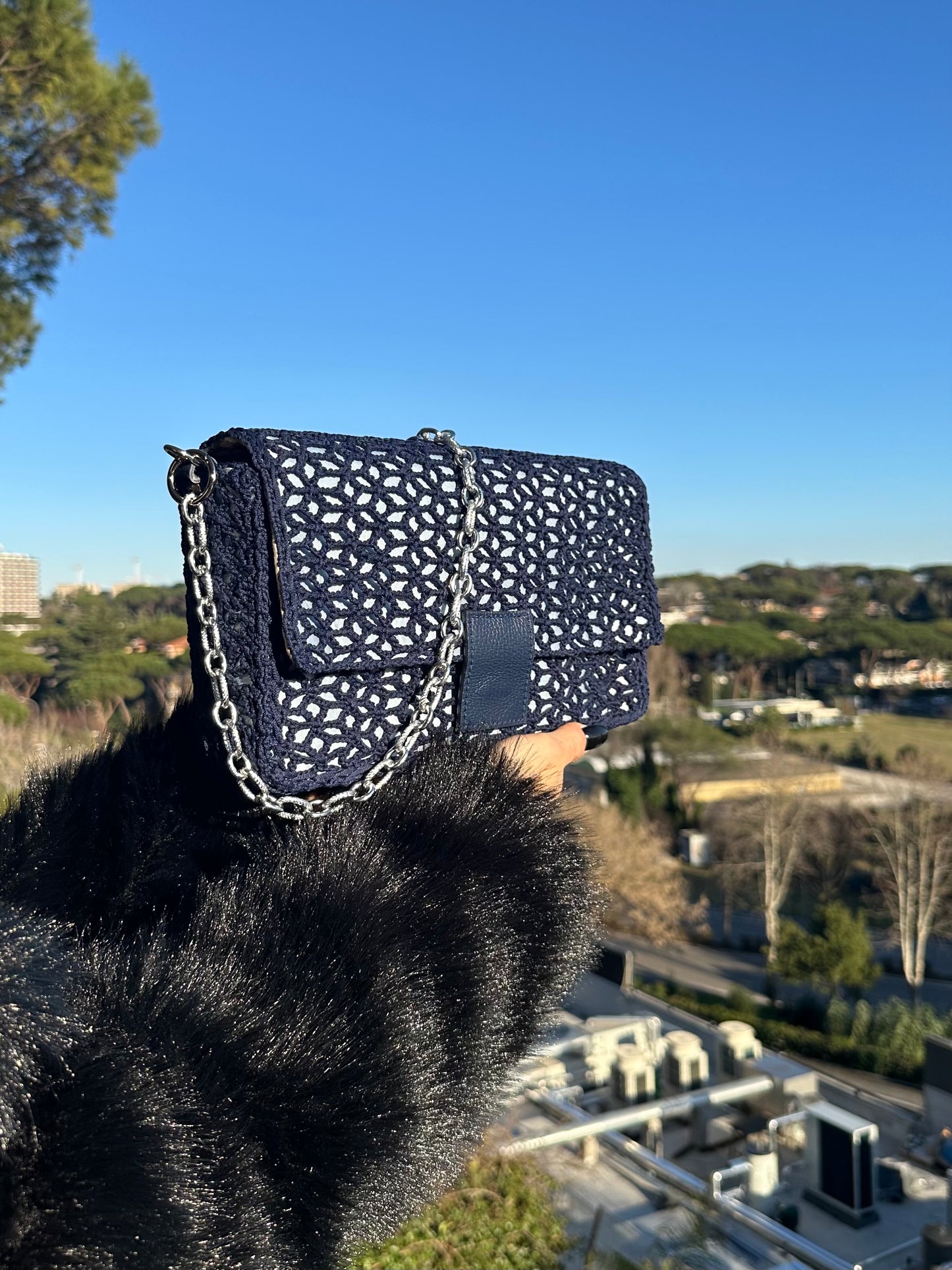 Pochette ricamo blu