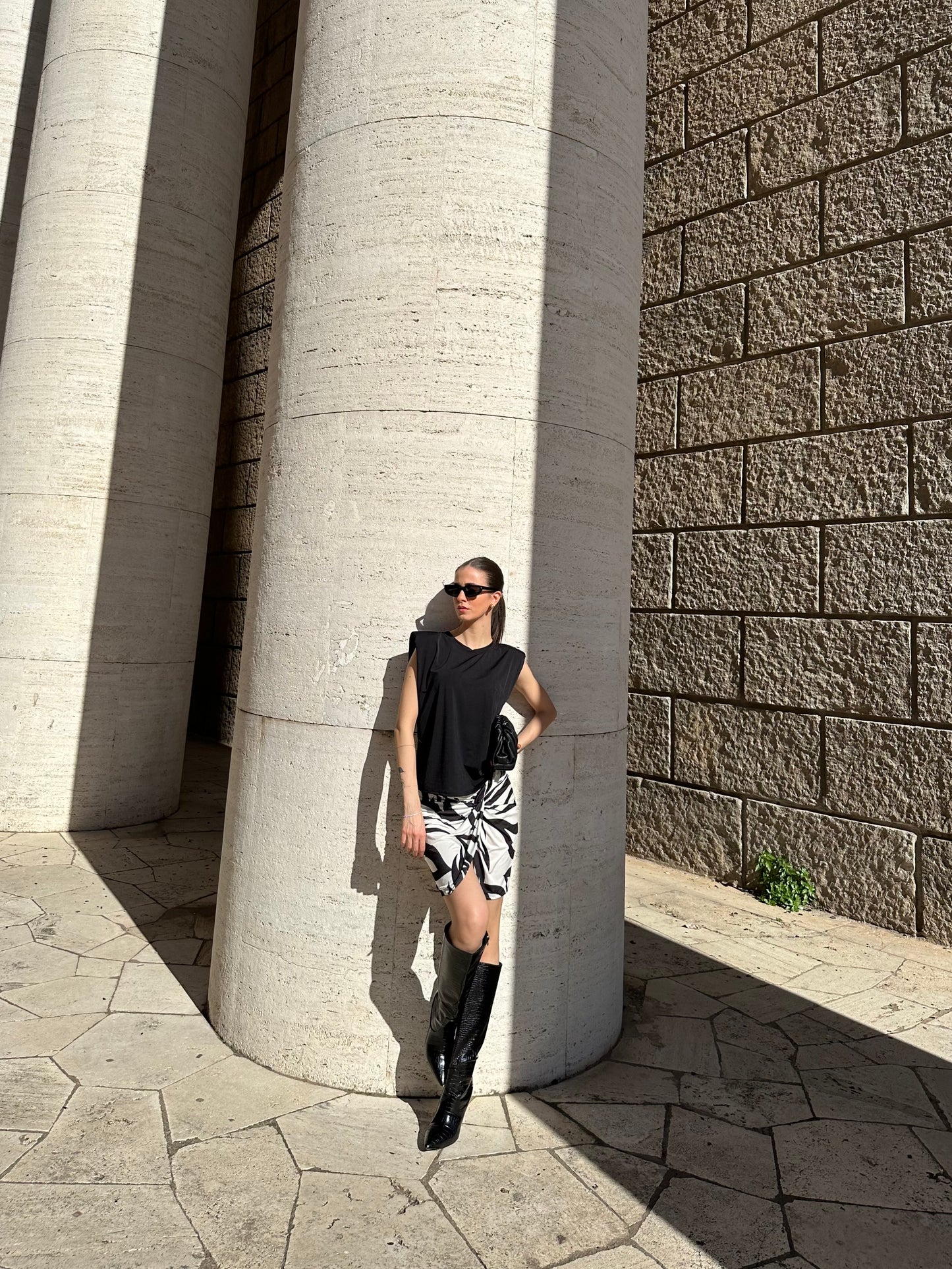 Maglia nera con spalline